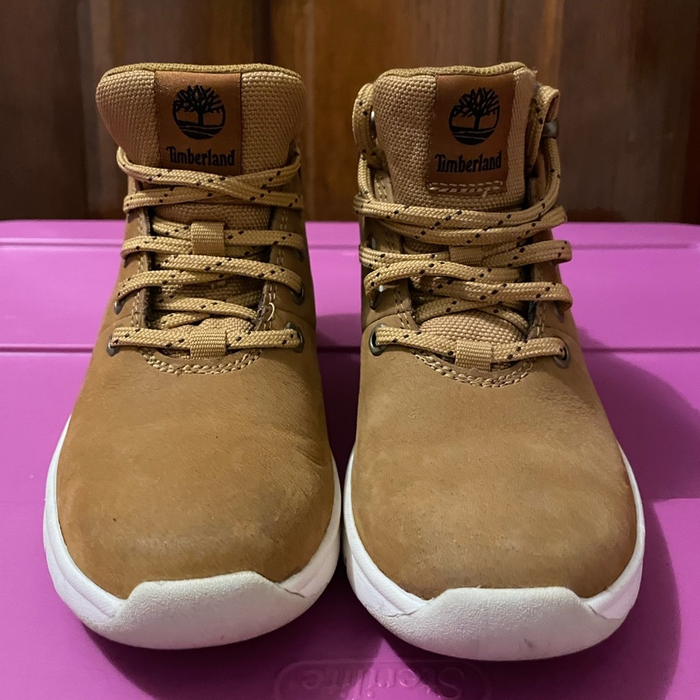 Gently worn size 1.5 Girls Brown Timberland boots